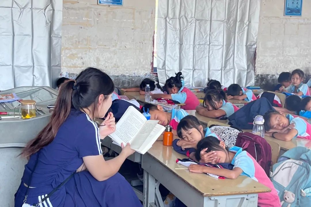 “00后”老师的小纸条火了!网友:独属他们的瞬间 “00后”老师的小纸条火了!网友:独属他们的瞬间