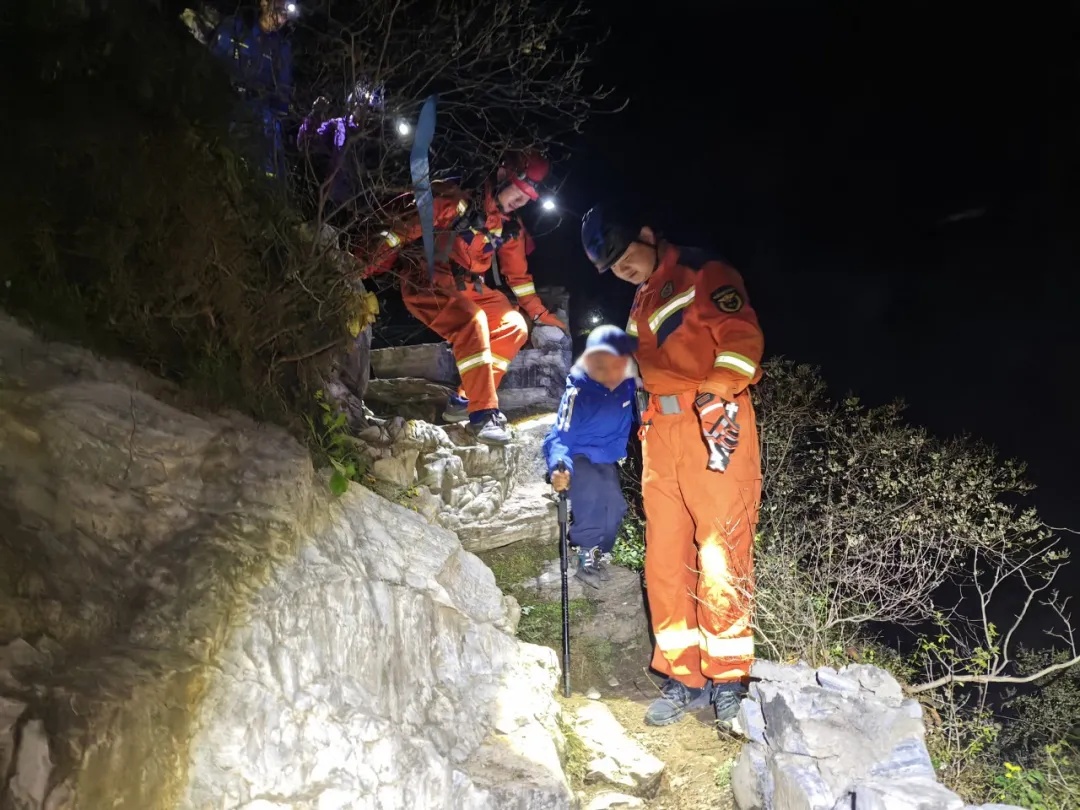 郊游遭遇“鬼打墙”，31名师生、家长迷失山中……