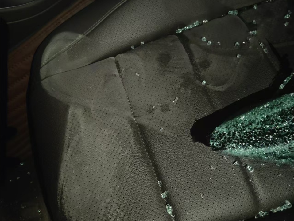 砸车窗进“铁窗”！两男子盗窃车内财物终被抓！