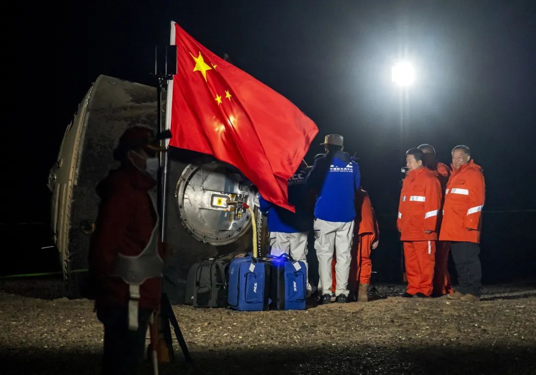 神舟十八号成功返回！记者在现场见证航天英雄回家