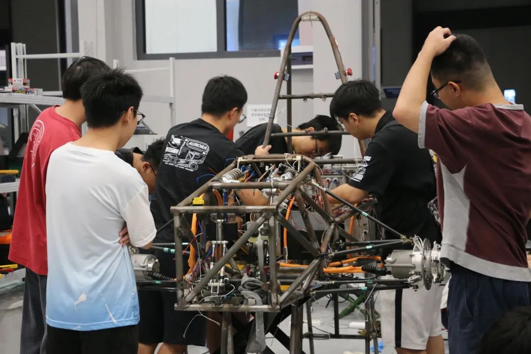 太牛了！这群深圳大学生，造了一辆方程式赛车！