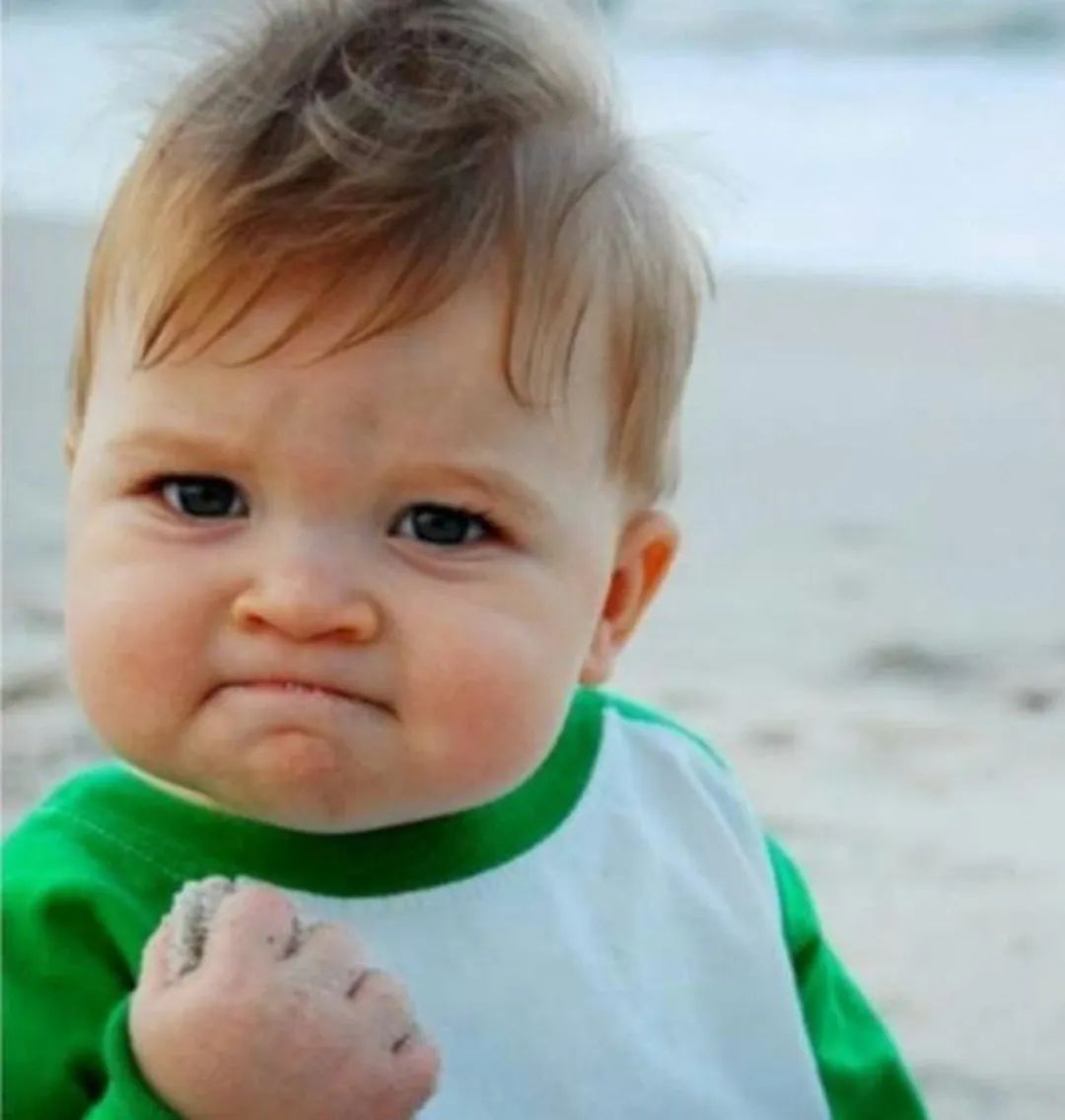 "握拳宝宝"18岁了!表情包曾拯救他的家庭!现在长这样→ "握拳宝宝"18岁了!表情包曾拯救他的家庭!现在长这样→