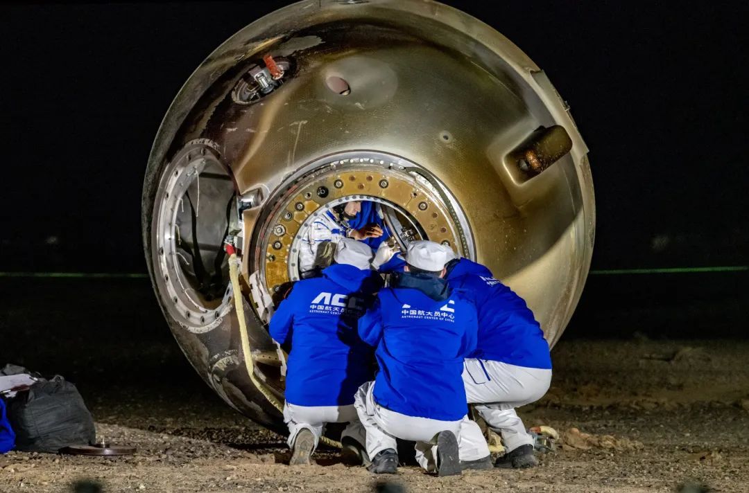 神舟十八号成功返回！记者在现场见证航天英雄回家