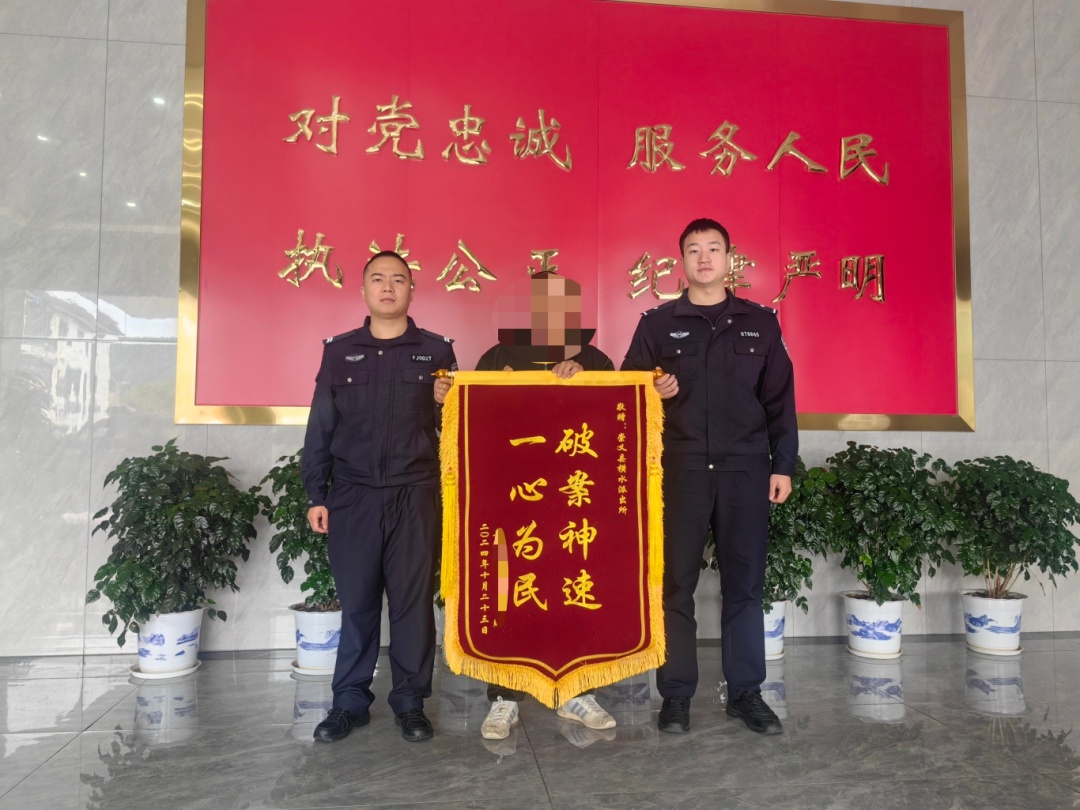 砸车窗进“铁窗”！两男子盗窃车内财物终被抓！