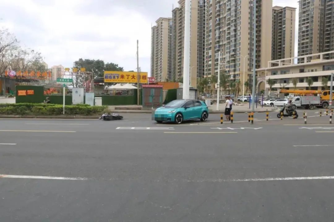 女子带娃骑电动车逆行被撞身亡，交警：女子主责，穿拖鞋小车车主次责