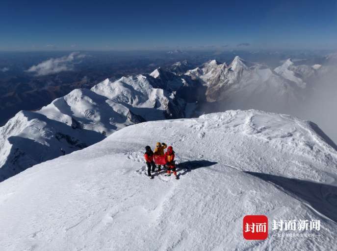 中国登山者第三次登顶贡嘎：冰崩在几米外擦肩而过