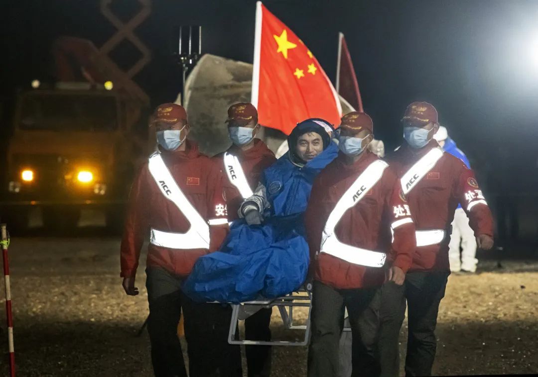 神舟十八号成功返回！记者在现场见证航天英雄回家