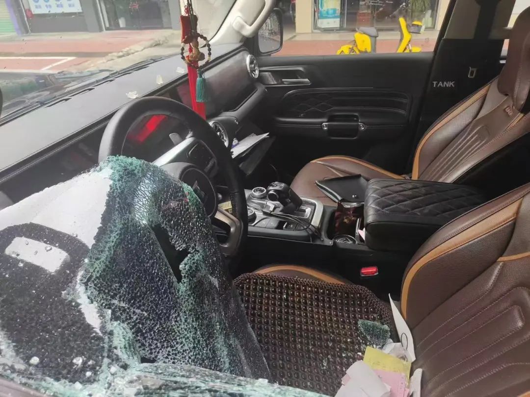 砸车窗进“铁窗”！两男子盗窃车内财物终被抓！