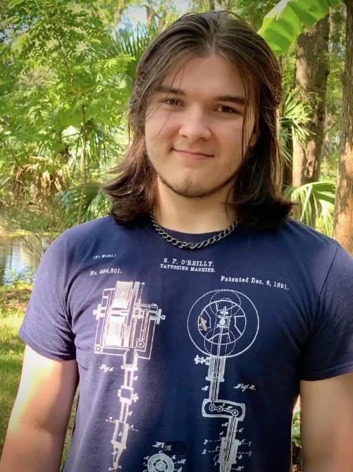 "握拳宝宝"18岁了!表情包曾拯救他的家庭!现在长这样→ "握拳宝宝"18岁了!表情包曾拯救他的家庭!现在长这样→