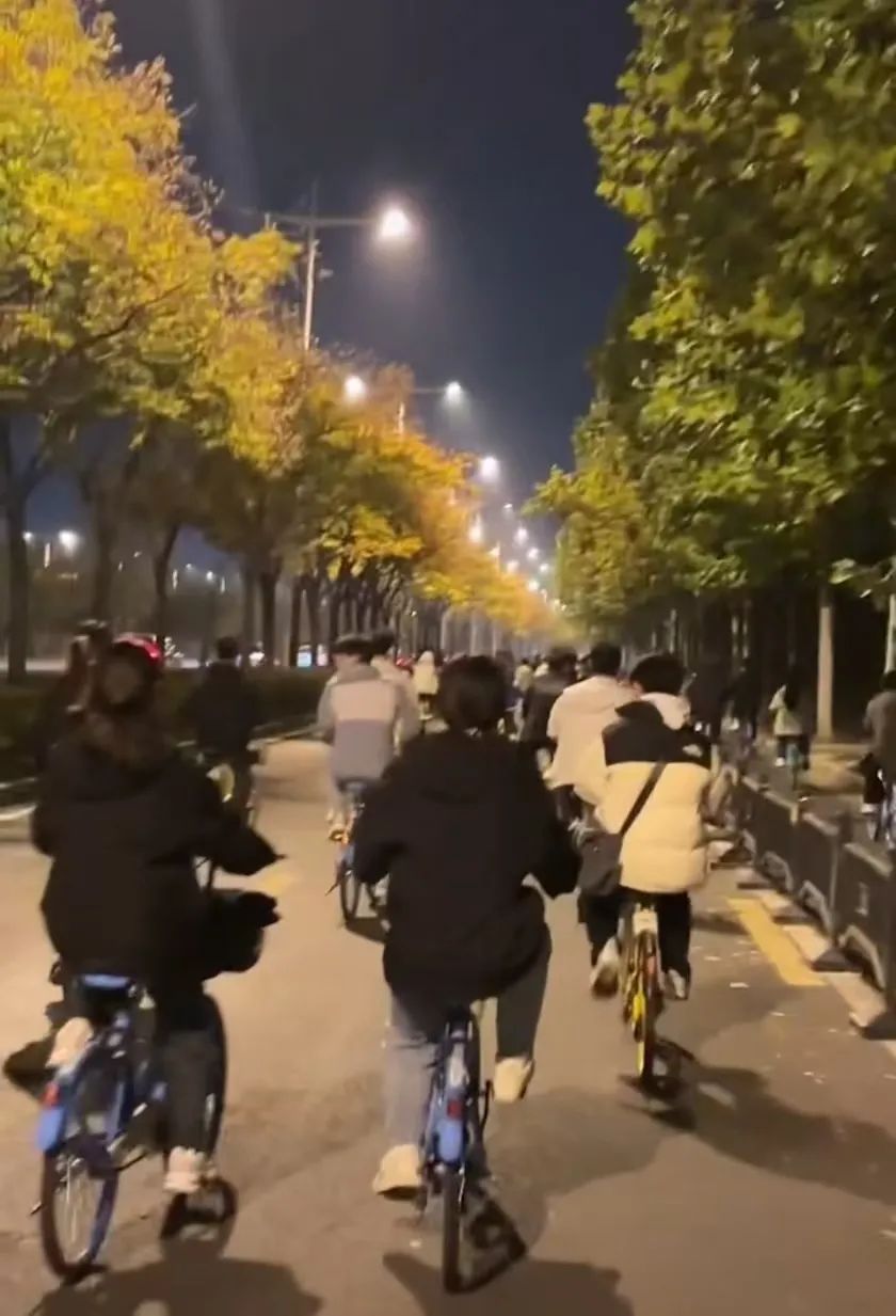 突然火了！大学生们凌晨爆骑5个小时，只为了...警察提醒！
