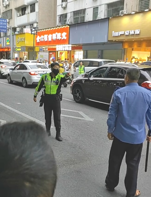 东莞警方回应“警服人员持警棍当街追击交警”：有精神问题，网购的仿制制服