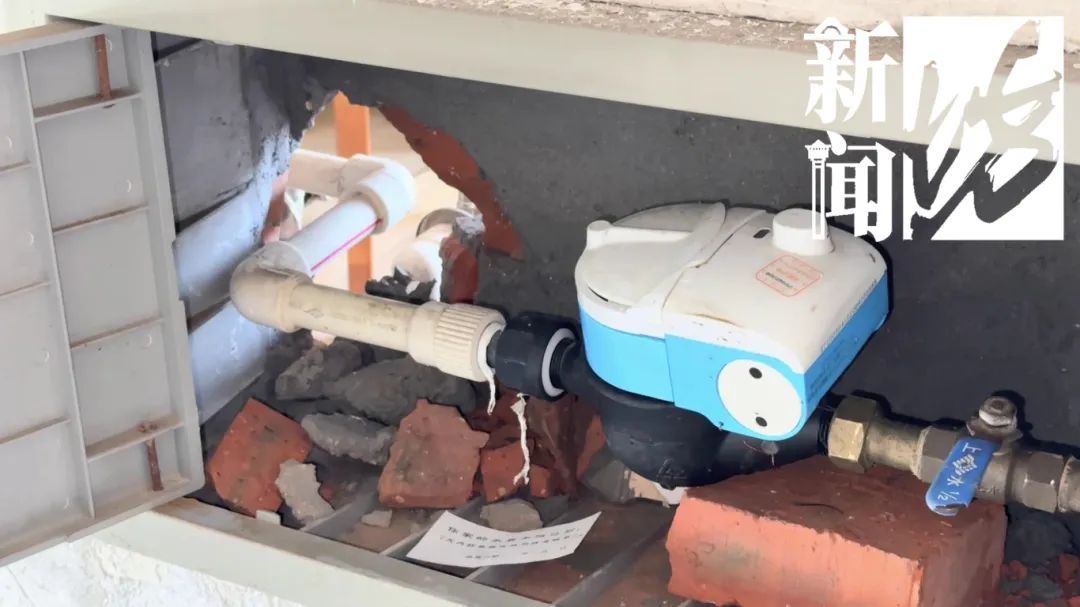 楼上一个操作,自家一片狼藉!沪一女子抓狂:有家不能住…