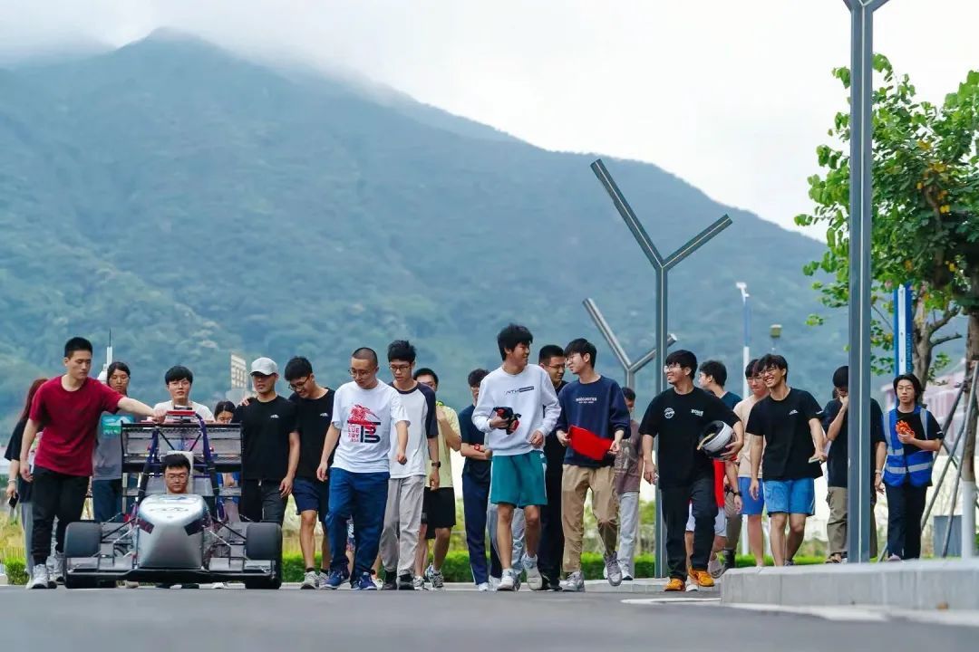 太牛了！这群深圳大学生，造了一辆方程式赛车！
