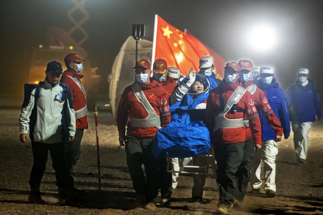 神舟十八号成功返回！记者在现场见证航天英雄回家