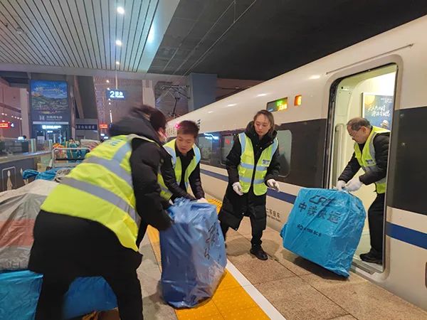 你的快递已加速!“高铁急送”最快4小时门到门送达 你的快递已加速!“高铁急送”最快4小时门到门送达