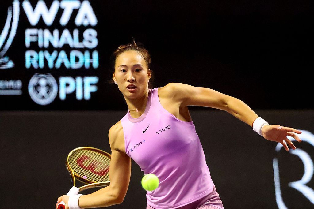 三盘鏖战击败莱巴金娜!郑钦文迎来职业生涯年终总决赛首胜 三盘鏖战击败莱巴金娜!郑钦文迎来职业生涯年终总决赛首胜