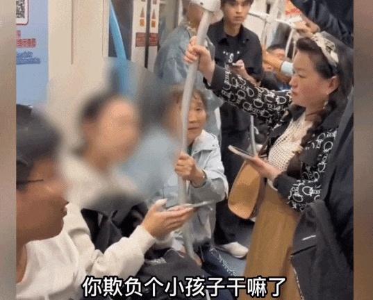 上海地铁一老人强势要求女孩让座，女孩表示身体不适，邻座男生：人家不想让就可以不让