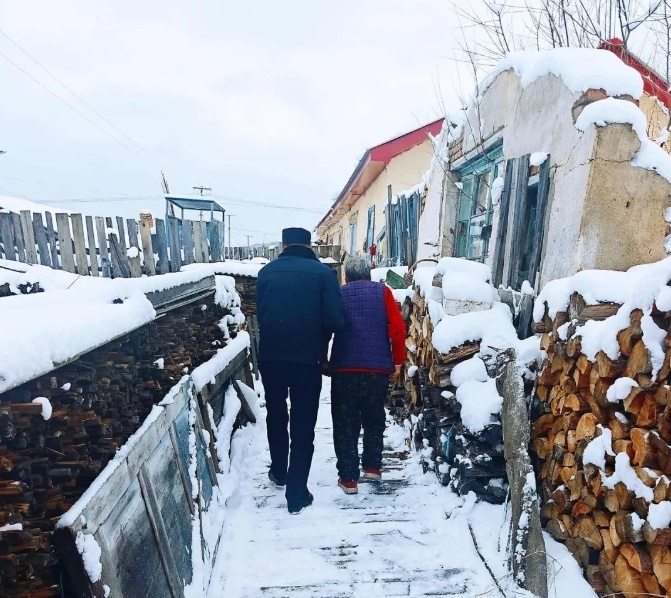 初雪纷纷，黑龙江别样的雪“警”，来自人民警察的温暖……