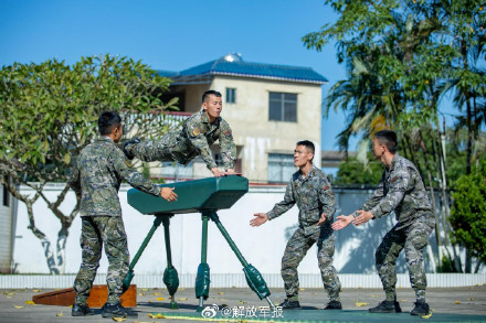 武警官兵开展多课目强化训练