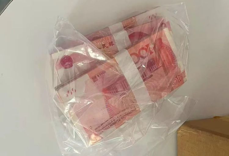 出租车司机接了个电话，立即将车开进派出所