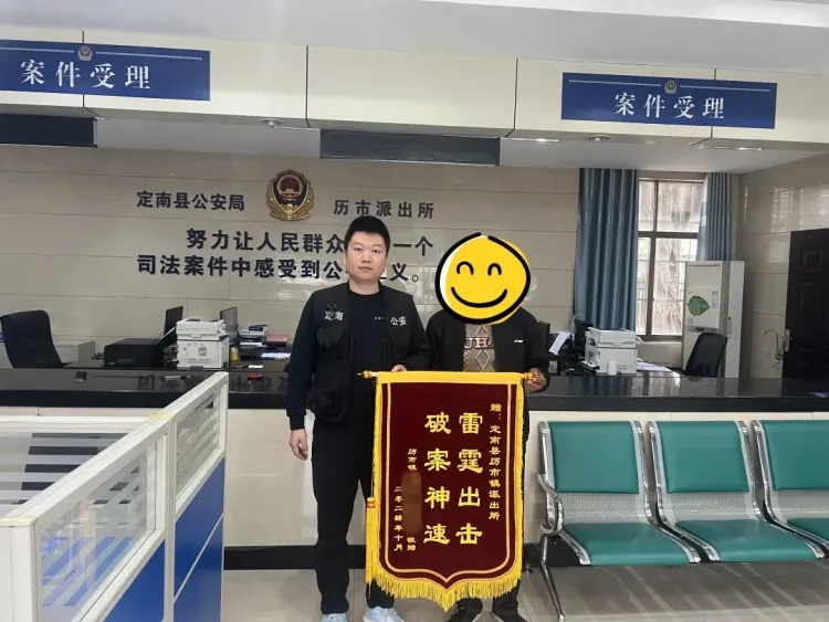 接完电话,李师傅把车开进了派出所…… 接完电话,李师傅把车开进了派出所……