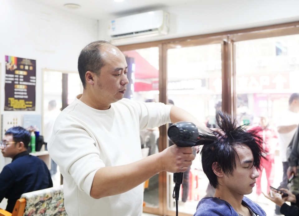 网友喊话“听得懂话”的湖南理发师夫妻“全球巡剪”,丈夫:还没达到那种境界 网友喊话“听得懂话”的湖南理发师夫妻“全球巡剪”,丈夫:还没达到那种境界