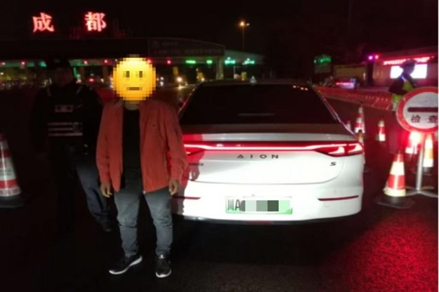 荒唐!成都一网约车司机醉酒驾车载客被查 荒唐!成都一网约车司机醉酒驾车载客被查