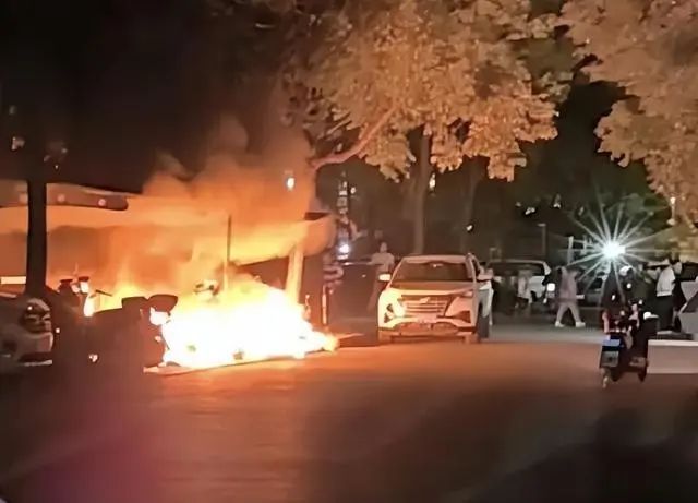 上海接连发生，火烧连“车”！一小区直接财产损失32800元
