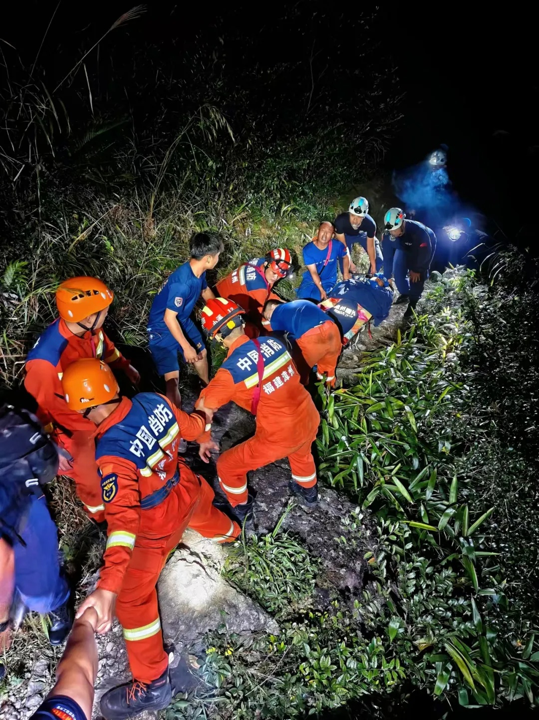 又一起！擎天峰上男子跌落50米悬崖......