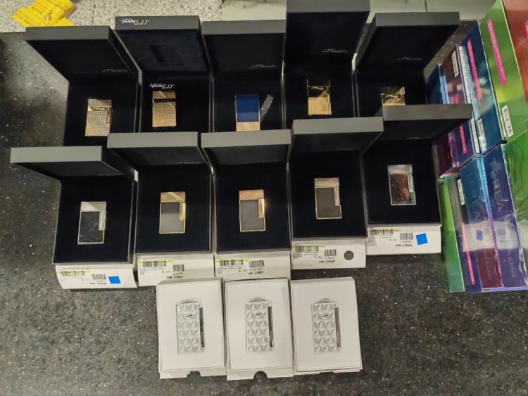 天津海关查获一起旅客违规携带电子烟弹、打火机进境案