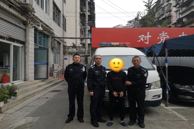 荒唐!成都一网约车司机醉酒驾车载客被查 荒唐!成都一网约车司机醉酒驾车载客被查