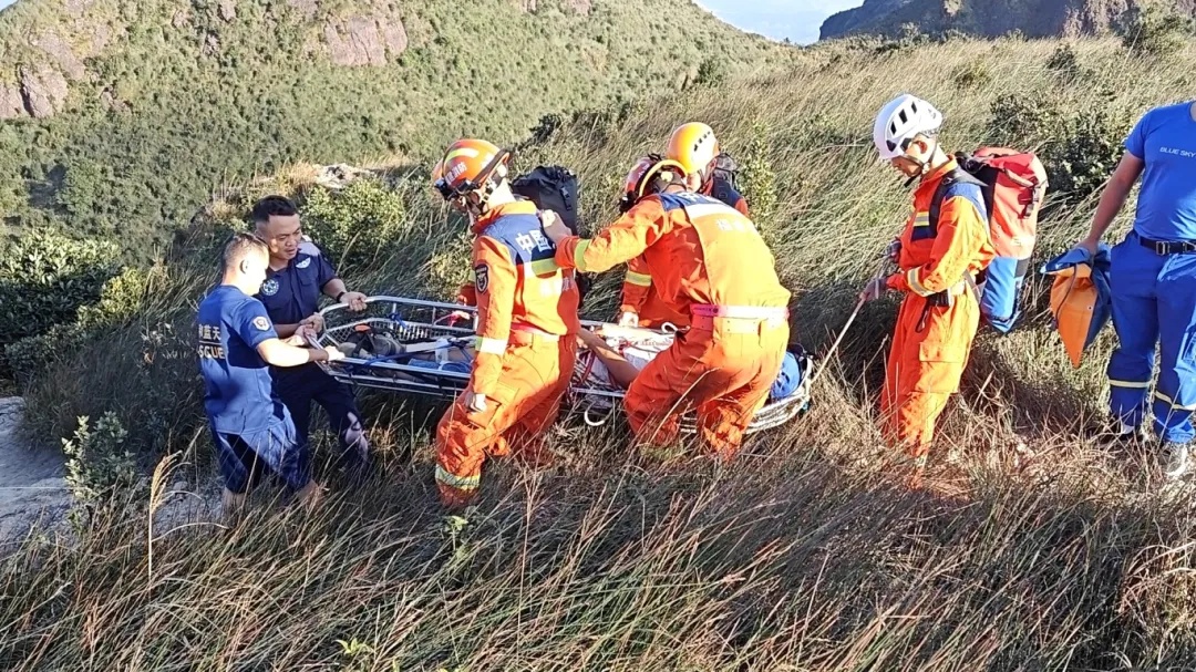 又一起！擎天峰上男子跌落50米悬崖......