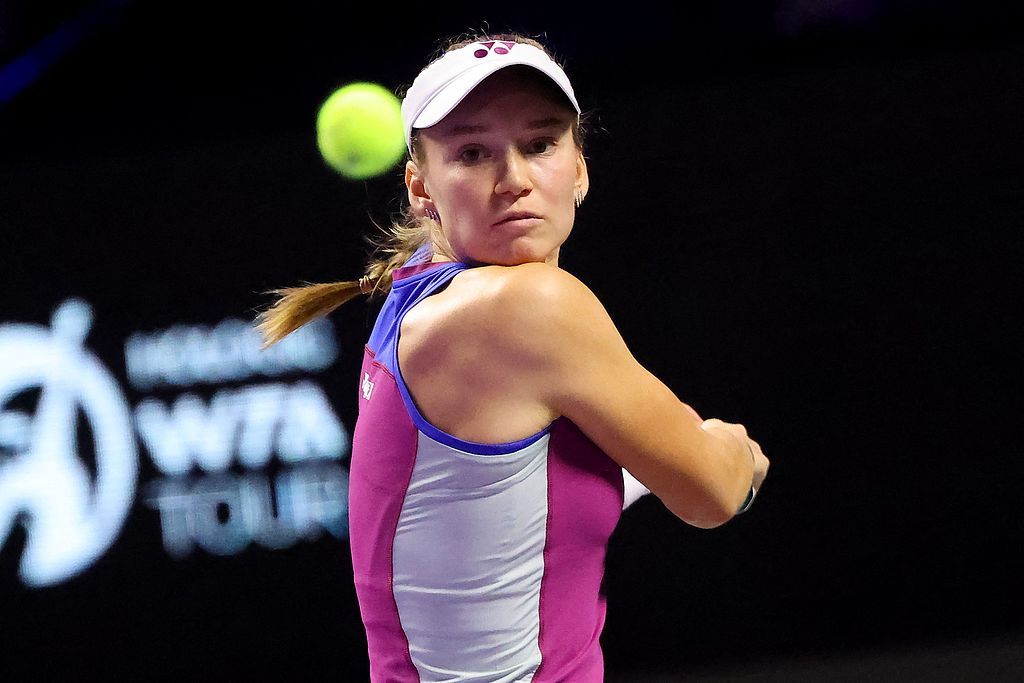 三盘鏖战击败莱巴金娜!郑钦文迎来职业生涯年终总决赛首胜 三盘鏖战击败莱巴金娜!郑钦文迎来职业生涯年终总决赛首胜