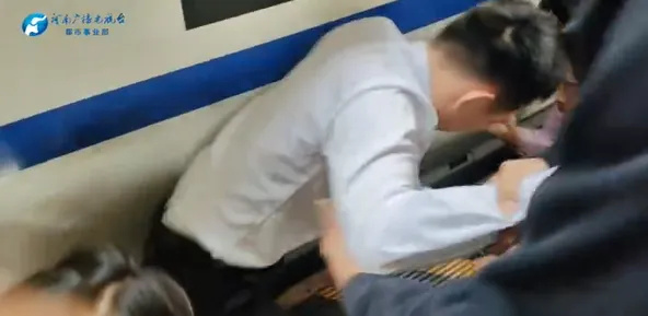 两岁幼童掉进列车与站台缝隙之中,救人男子:我也是两个孩子的爸爸! 两岁幼童掉进列车与站台缝隙之中,救人男子:我也是两个孩子的爸爸!