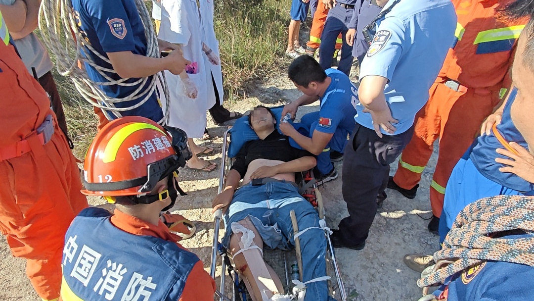 又一起！擎天峰上男子跌落50米悬崖......