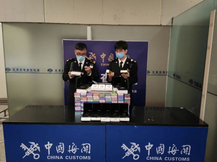 天津海关查获一起旅客违规携带电子烟弹、打火机进境案