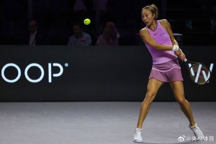 WTA年终总决赛首胜！郑钦文首次击败莱巴金娜