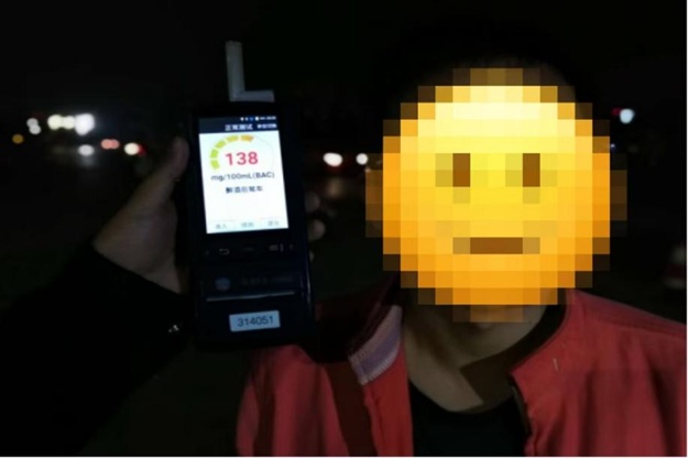 荒唐!成都一网约车司机醉酒驾车载客被查 荒唐!成都一网约车司机醉酒驾车载客被查