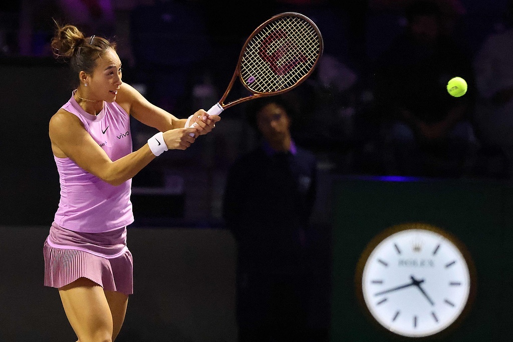 三盘鏖战击败莱巴金娜!郑钦文迎来职业生涯年终总决赛首胜 三盘鏖战击败莱巴金娜!郑钦文迎来职业生涯年终总决赛首胜