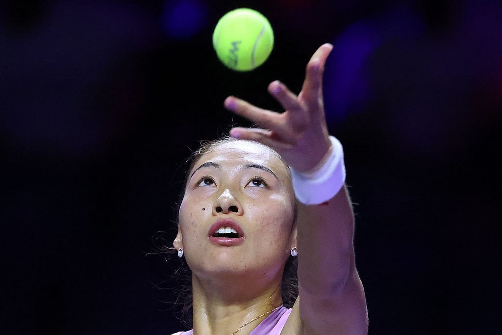 三盘鏖战击败莱巴金娜!郑钦文迎来职业生涯年终总决赛首胜 三盘鏖战击败莱巴金娜!郑钦文迎来职业生涯年终总决赛首胜