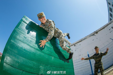 武警官兵开展多课目强化训练