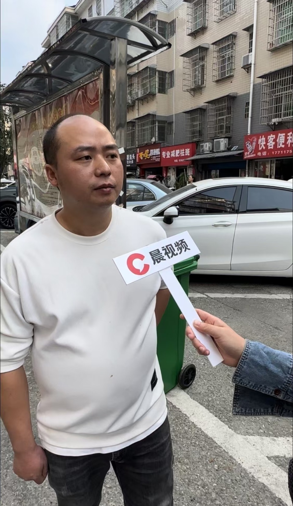 网友喊话“听得懂话”的湖南理发师夫妻“全球巡剪”,丈夫:还没达到那种境界 网友喊话“听得懂话”的湖南理发师夫妻“全球巡剪”,丈夫:还没达到那种境界