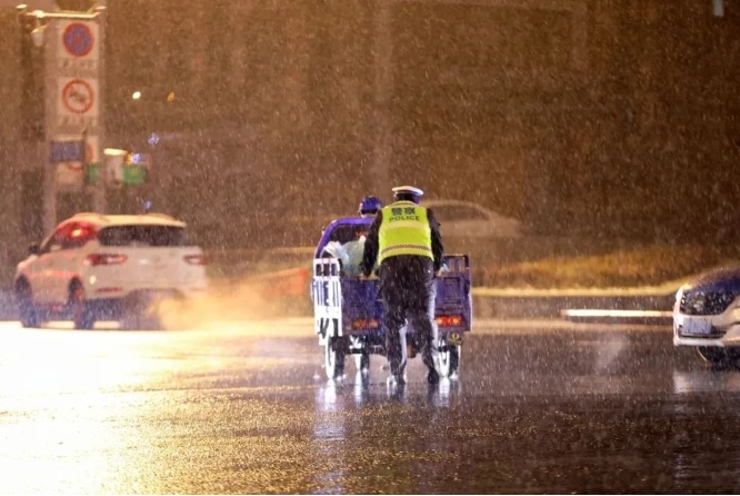 初雪纷纷，黑龙江别样的雪“警”，来自人民警察的温暖……