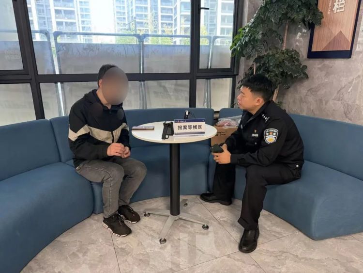 出租车司机接了个电话，立即将车开进派出所