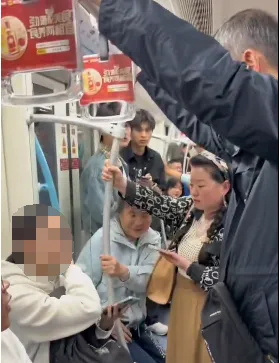 上海地铁一老人强势要求女孩让座，女孩表示身体不适，邻座男生：人家不想让就可以不让