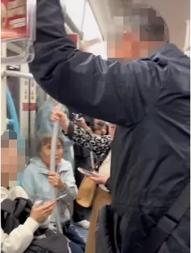上海地铁一老人强势要求女孩让座，女孩表示身体不适，邻座男生：人家不想让就可以不让