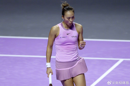 WTA年终总决赛首胜！郑钦文首次击败莱巴金娜