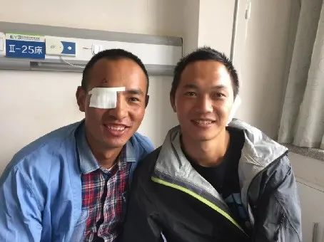 “阿爸的眼里烫了一个洞，从此藏下了星星”