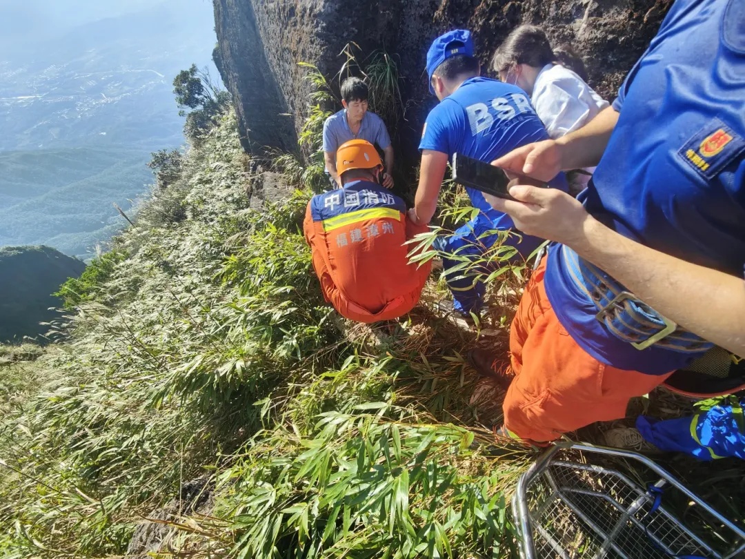 又一起！擎天峰上男子跌落50米悬崖......