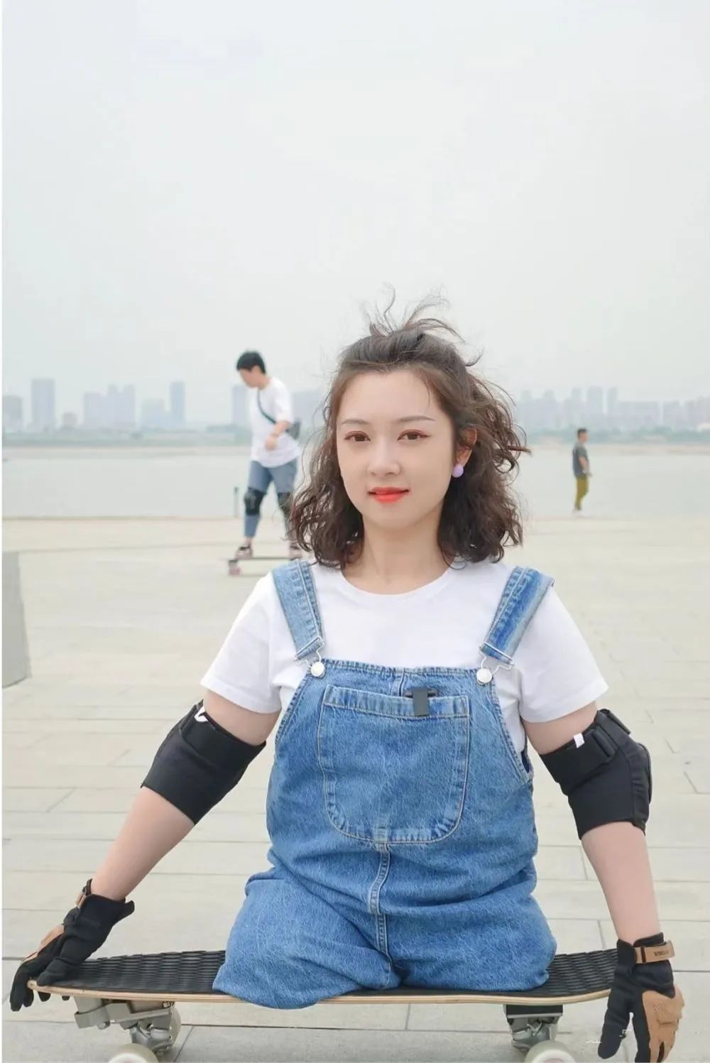 从小失去双腿的她，会拥有怎样的人生？